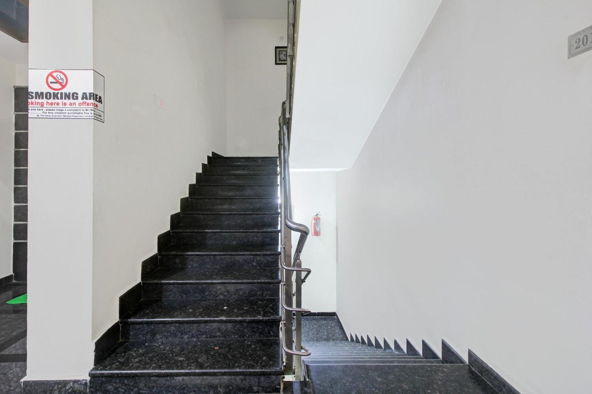 Collection O 82357 Hotel Surabhi Pride Trimulgherry Exteriör bild