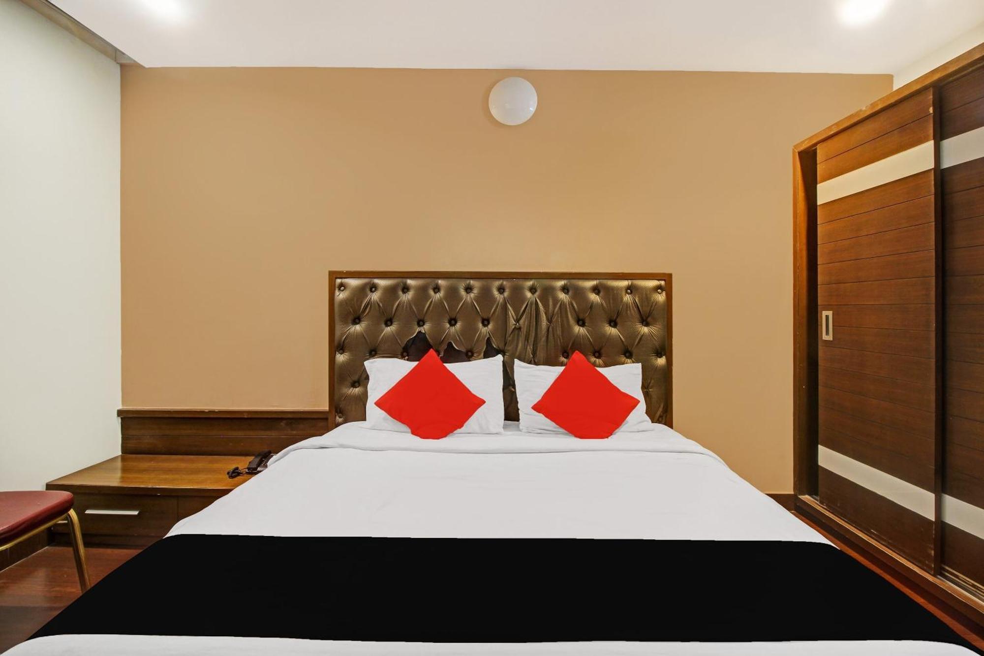 Collection O 82357 Hotel Surabhi Pride Trimulgherry Exteriör bild